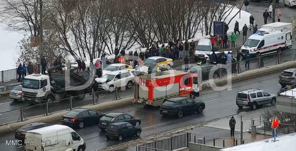 Движение затруднено на Рублевском шоссе в Москве из-за массовой аварии