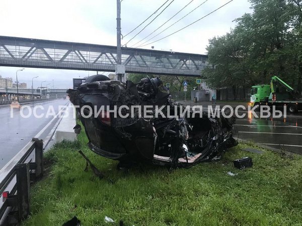 Porsche Cayenne опрокинулся на юге Москвы: водитель погиб