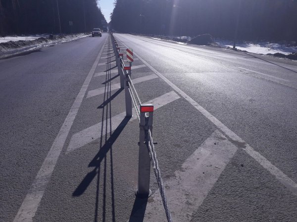 На участке Лыткаринского шоссе в Подмосковье установили трос с алюминиевым покрытием