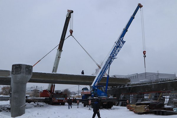 В ходе строительства моста через Десну в Брянске укладывают балки