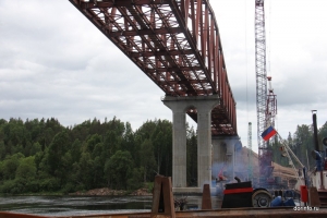 Пролет моста соединил берега реки Свирь в Подпорожье