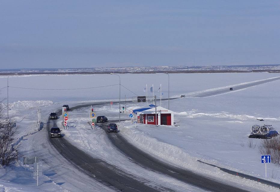 На ледовой переправе Салехард - Лабытнанги в ЯНАО открыты три полосы