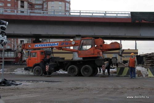На Ленинградском мосту в Омске изменилась схема движения