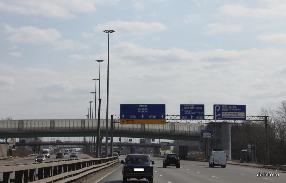 Тройная авария затруднила движение на Киевском шоссе перед МКАД в Москве