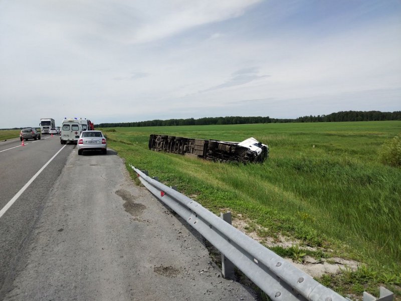 В аварии с легковушкой и грузовиком на трассе Р-402 в Тюменской области погиб человек
