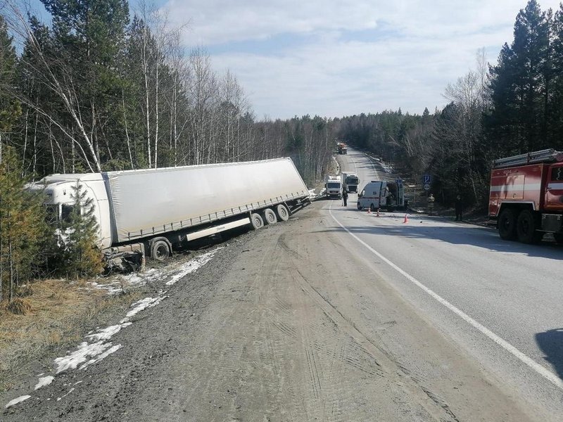 Водитель и пассажир легковушки погибли в ДТП с грузовиком в Иркутской области