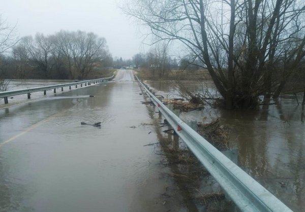 Четыре моста ушли под воду в Тульской области в пятницу