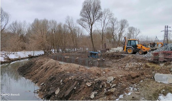 Под Дмитриевым в Курской области строят мост через реку Крупка