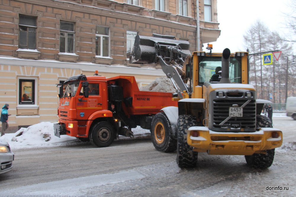 За выходные с улиц Петербурга вывезли почти 96 тыс. кубометров снега