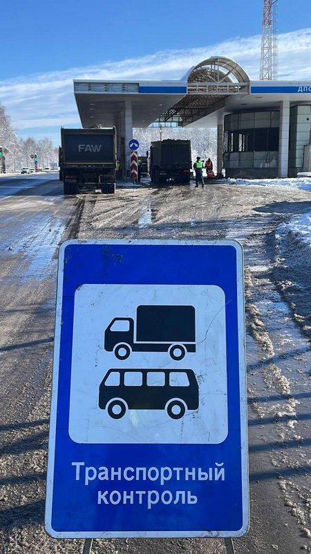 На Дороге жизни в Ленобласти массово останавливают для проверки грузовики