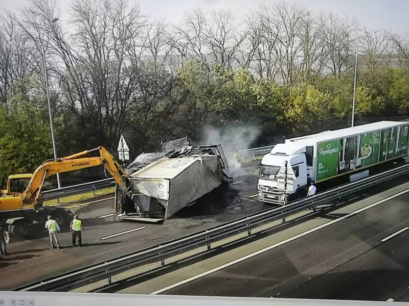 Авария с загоревшимся грузовиком затруднила движение на трассе М-4 Дон на Кубани Авария с загоревшимся грузовиком затруднила движение на трассе М-4 Дон на Кубани