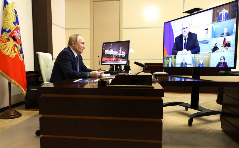 Во время совещания по экономическим вопросам Владимир Путин призвал ускорить дорожное строительство