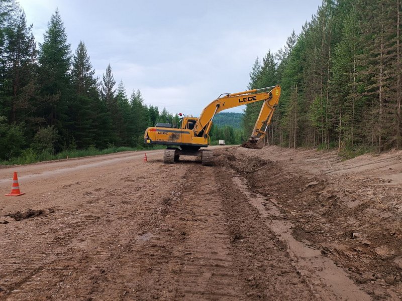 На участке ремонта трассы А-331 Вилюй в Иркутской области восстанавливают водоотвод