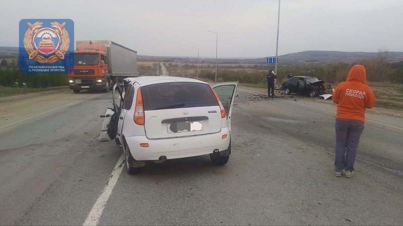 Две «Лады» столкнулись на трассе Р-239 в Татарстане: три человека погибли