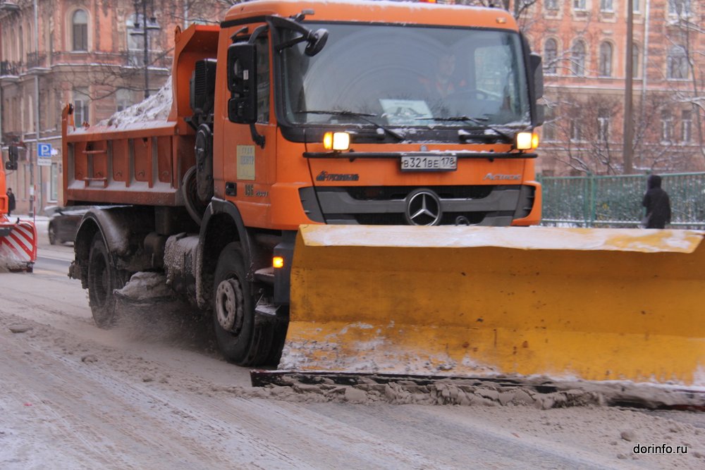 За неделю выходных с дорог Петербурга вывезли около 16 тыс. самосвалов снега