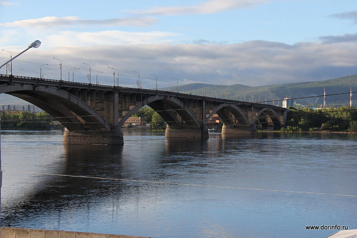 У Коммунального моста в Красноярске скопились пробки