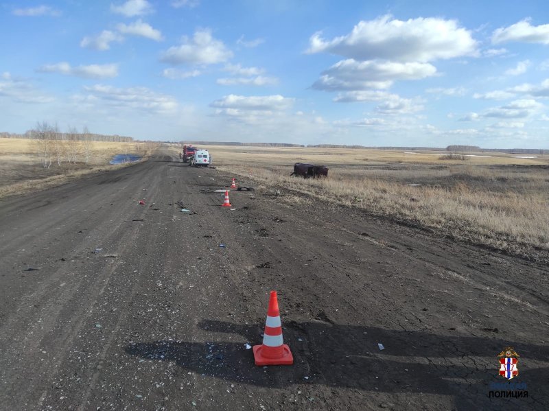 Автомобиль опрокинулся с трассы в Омской области: водитель погиб