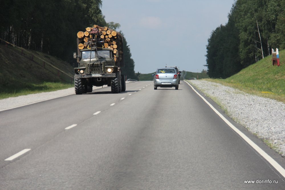 При жаре на федеральных трассах на Алтае днем ограничивается движение большегрузов