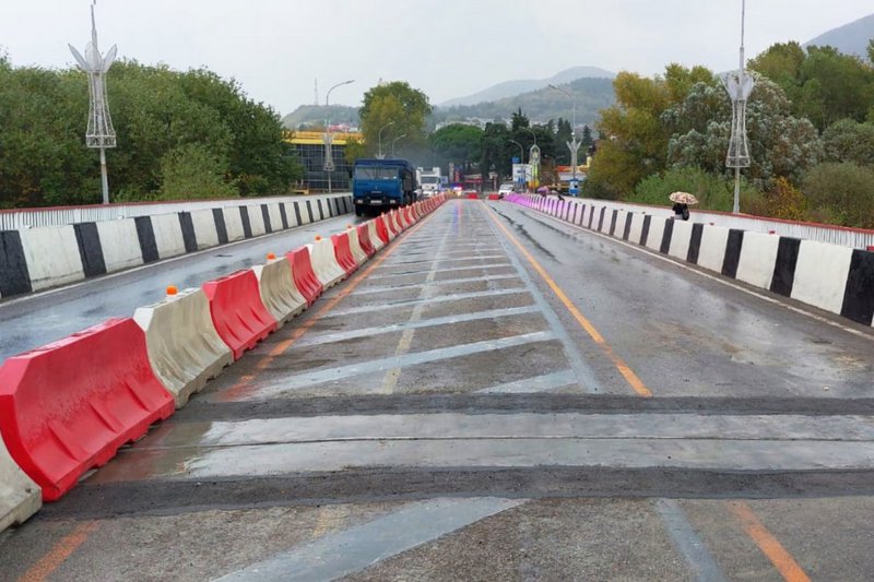 Досрочно завершили ремонт моста через реку Псезуапсе на трассе А-147 в Сочи