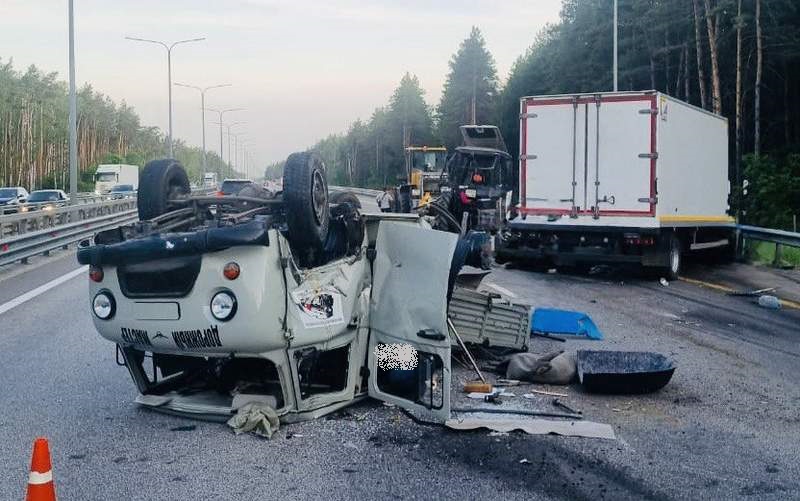 Грузовик, УАЗ и трактор попали в аварию на трассе М-4 Дон в Воронежской области Грузовик, УАЗ и трактор попали в аварию на трассе М-4 Дон в Воронежской области