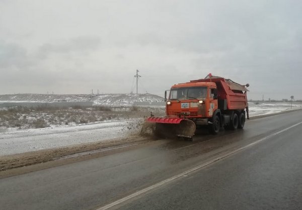 Последствия снегопада ликвидировали на федеральных трассах в Астраханской области