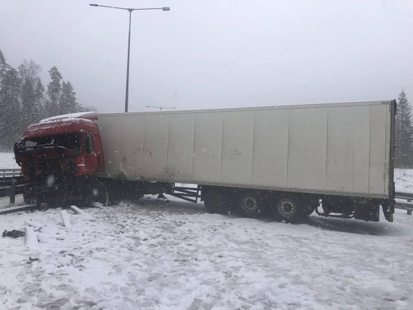 В аварии на платной трассе М-11 Нева в Тверской области погиб водитель фуры