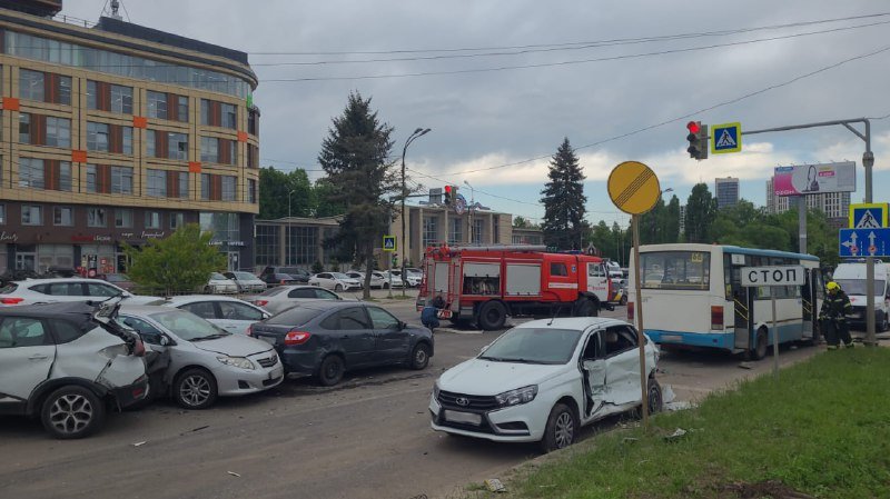 Автобус и восемь машин попали в ДТП в Воронеже