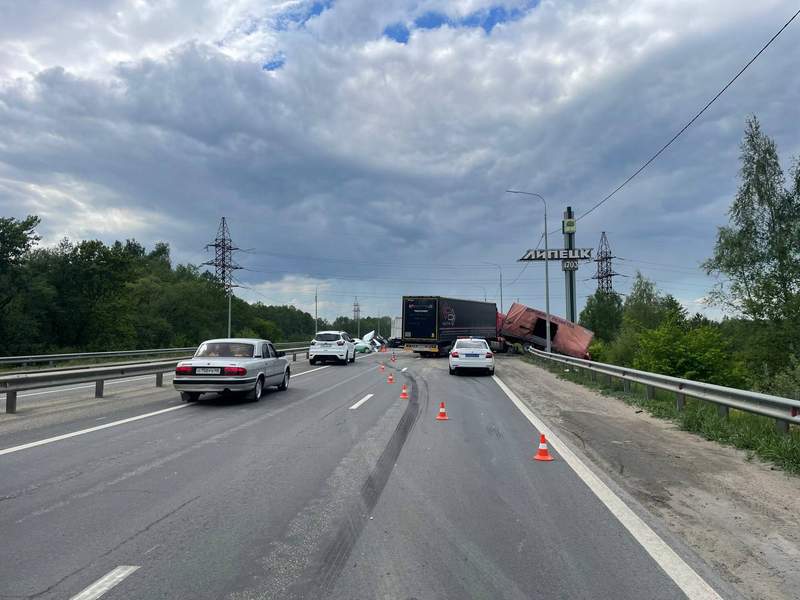 Три грузовика попали в аварию на трассе Р-119 на въезде в Липецк Три грузовика попали в аварию на трассе Р-119 на въезде в Липецк