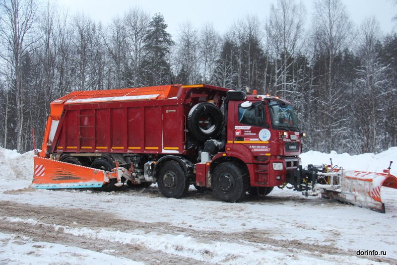 Почти 300 машин чистит дороги Приморья от снега
