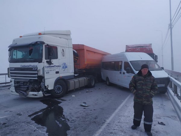 В две аварии на мосту через Енисей на трассе Р-255 Сибирь в Красноярском крае попали 9 машин