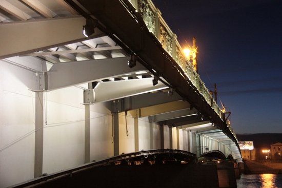 На Университетском мосту в Кемерове тестируют архитектурную подсветку