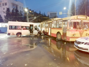 Микроавтобус и троллейбус столкнулись на перекрестке в Йошкар-Оле: 14 человек пострадали