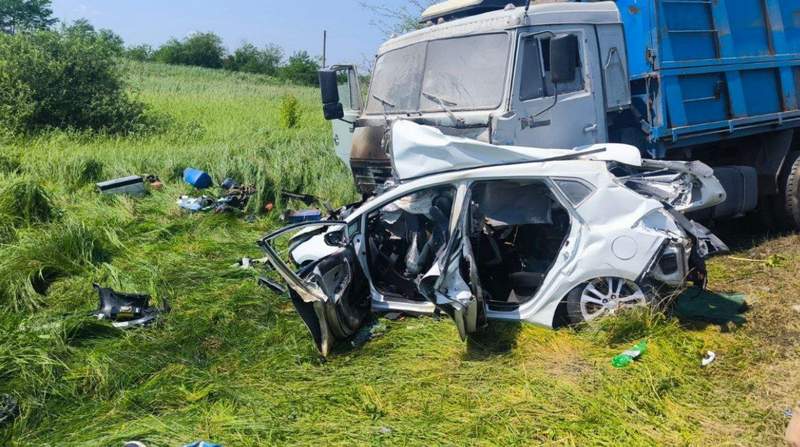 Три женщины из легковушки погибли в ДТП с грузовиком на Кубани