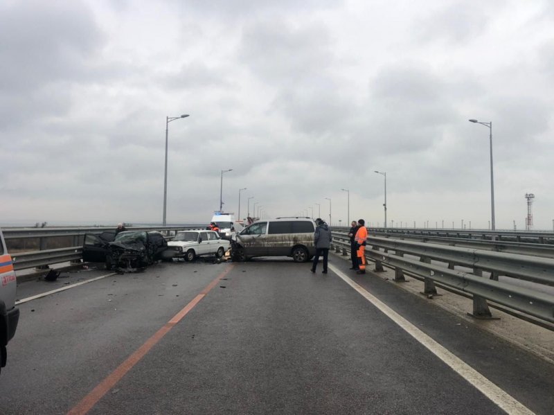 Восстановлено движение по Крымскому мосту после ДТП с тремя погибшими