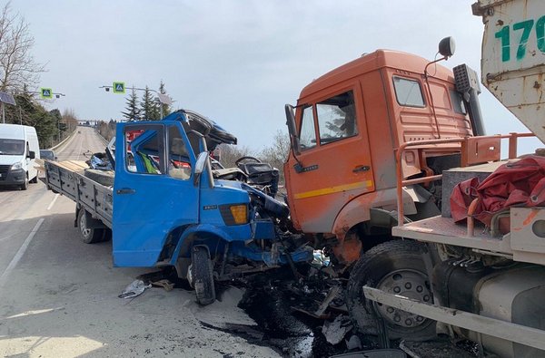 Водитель грузовика погиб в аварии на трассе Ялта - Севастополь в Крыму