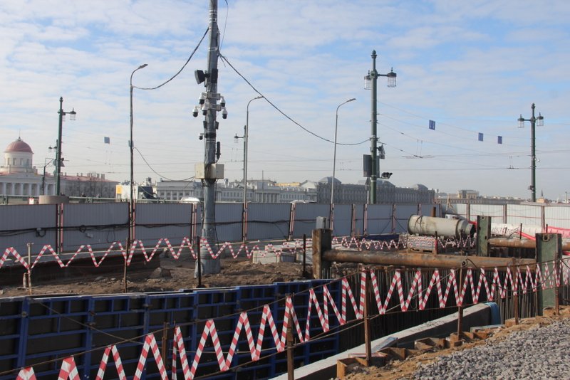 Журналистам показали строительство пешеходного тоннеля у Биржевого моста в Петербурге