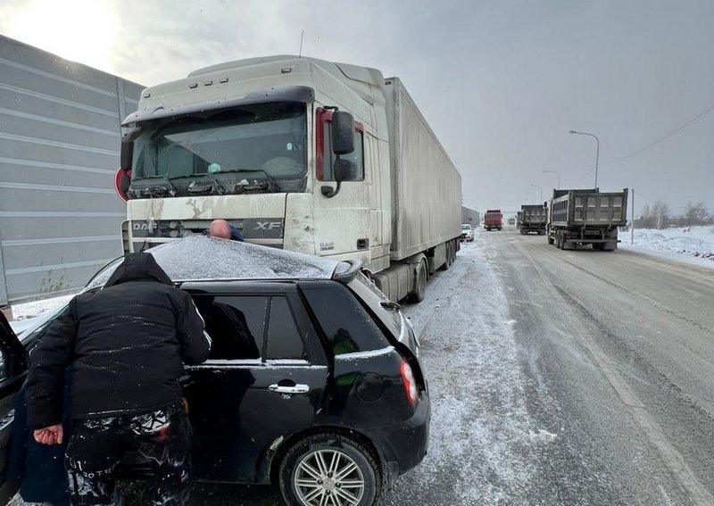 В аварии с иномаркой и фурой на трассе М-5 Урал в Миассе погибла женщина