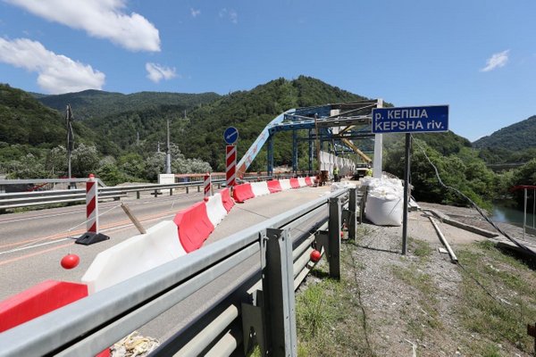 Началась зачистка и покраска конструкций моста через Кепшу на трассе А-149 на Кубани