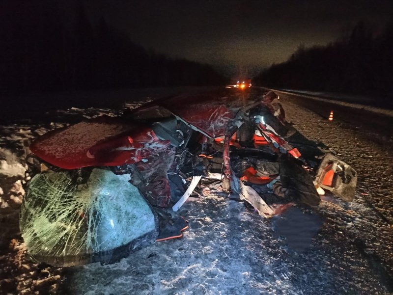 Трое погибли в аварии с легковушкой и фурой на трассе А-114 в Вологодской области