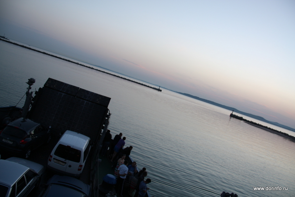 Керченская переправа возобновила работу после ночного перерыва, перед Крымским мостом заторов нет