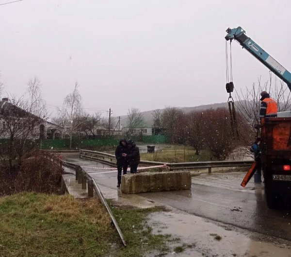 Оползень повредил мост через реку Барабашева щель в станице Нижнебаканской на Кубани