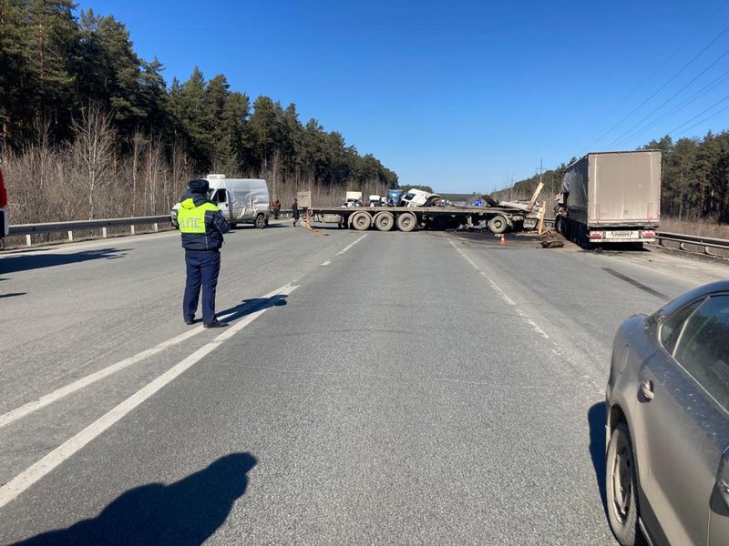 На Екатеринбургской кольцевой в ДТП с грузовиками погиб человек
