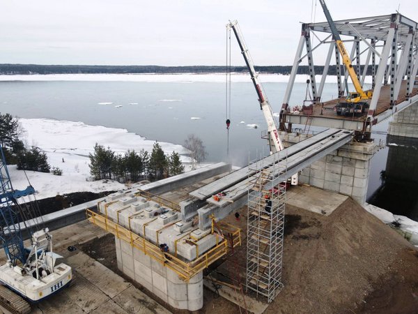 На Высокогорском мосту в Красноярском крае смонтировали пятый и шестой пролеты