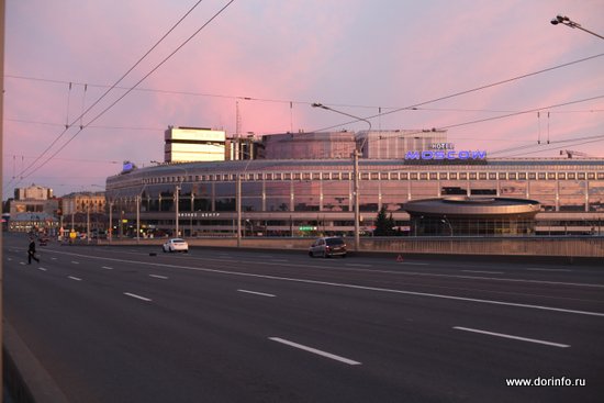 На мосту Александра Невского в Петербурге оборудована выделенная полоса для трамваев