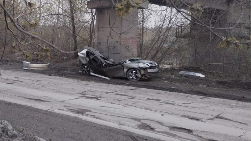 Иномарка врезалась в опору путепровода в Новосибирской области: погибла женщина Иномарка врезалась в опору путепровода в Новосибирской области: погибла женщина