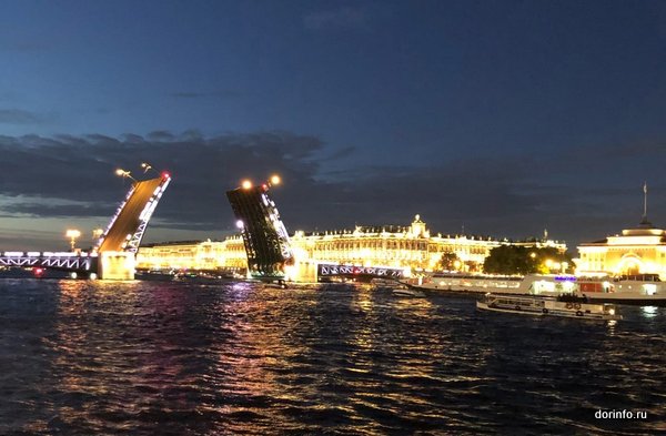 Теплоход столкнулся с опорой Дворцового моста в Петербурге: конструкции сооружения не пострадали