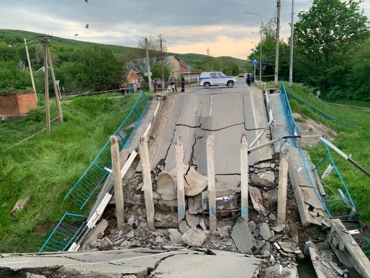 Обрушился мост через реку Иль в районе станицы Дербентской на Кубани