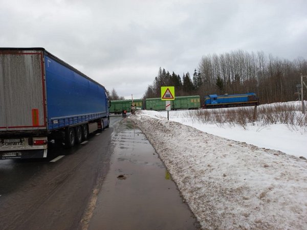 Участок трассы А-114 в Ленобласти перекрыт из-за аварийной остановки поезда на переезде