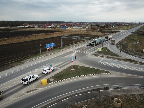 Для повышения безопасности на трассе А-289 в Краснодарском крае установили светофоры