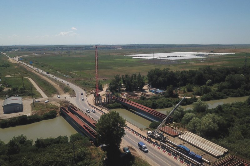 Началось сооружение опор моста через реку Старая Кубань на трассе А-290 в Краснодарском крае